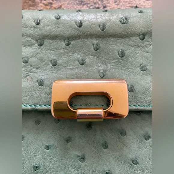 Thrifted green leather purse! Beautiful mid-size bag, perfect for all seasons. - Picture 5 of 7